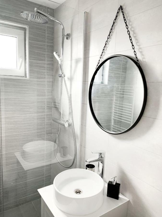 Mhc Quiet Deluxe Suite Near Downtown - Free Parking براشوف المظهر الخارجي الصورة